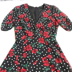 Stunning polka dot dress 🌹